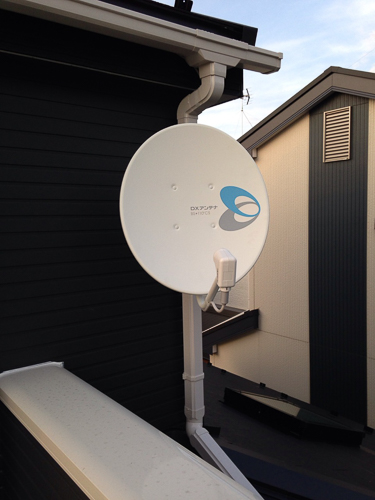 外壁に取り付けたBS/CSアンテナ