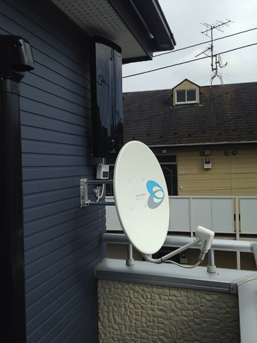 外壁に取り付けたデザインアンテナとBS/CSアンテナ