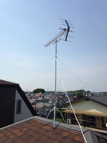 屋根上に設置したUHFアンテナ