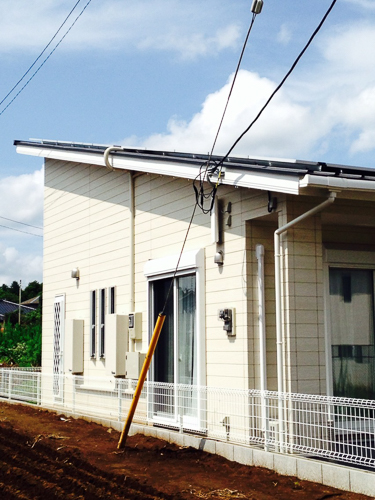 デザインアンテナを外壁に取り付けた平屋住宅
