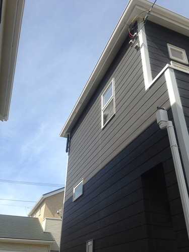 デザインアンテナを外壁に取り付けた戸建住宅