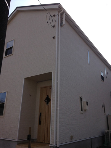 デザインアンテナを外壁に取り付けた戸建住宅