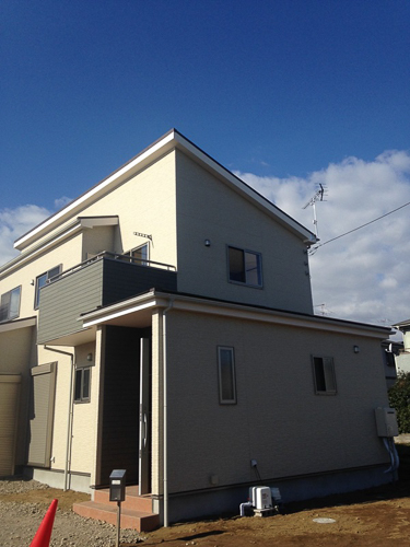 UHFアンテナを破風板に取り付けた戸建住宅