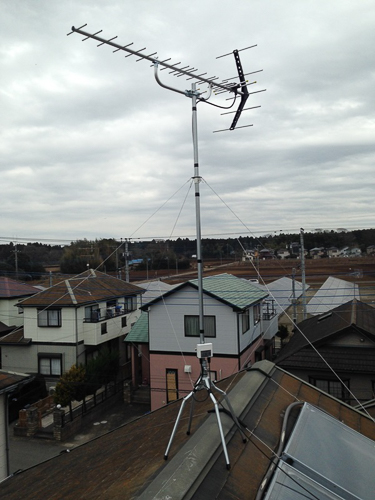 屋根上に設置したUHFアンテナ