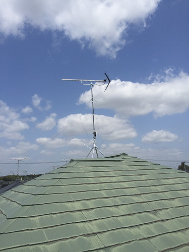 屋根上に設置したUHFアンテナ