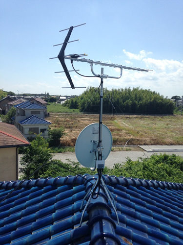 屋根上に設置したUHFアンテナとBS/CSアンテナ