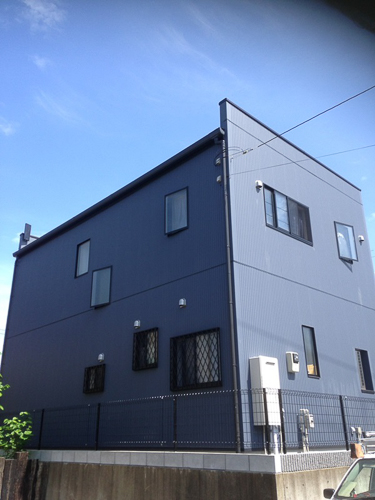 外壁に取り付けたデザインアンテナ