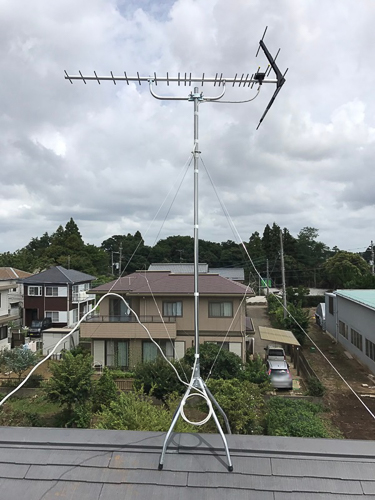 屋根上に設置したUHFアンテナ