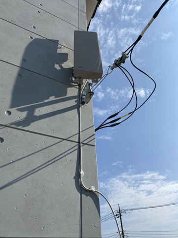 外壁に取り付けたデザインアンテナ