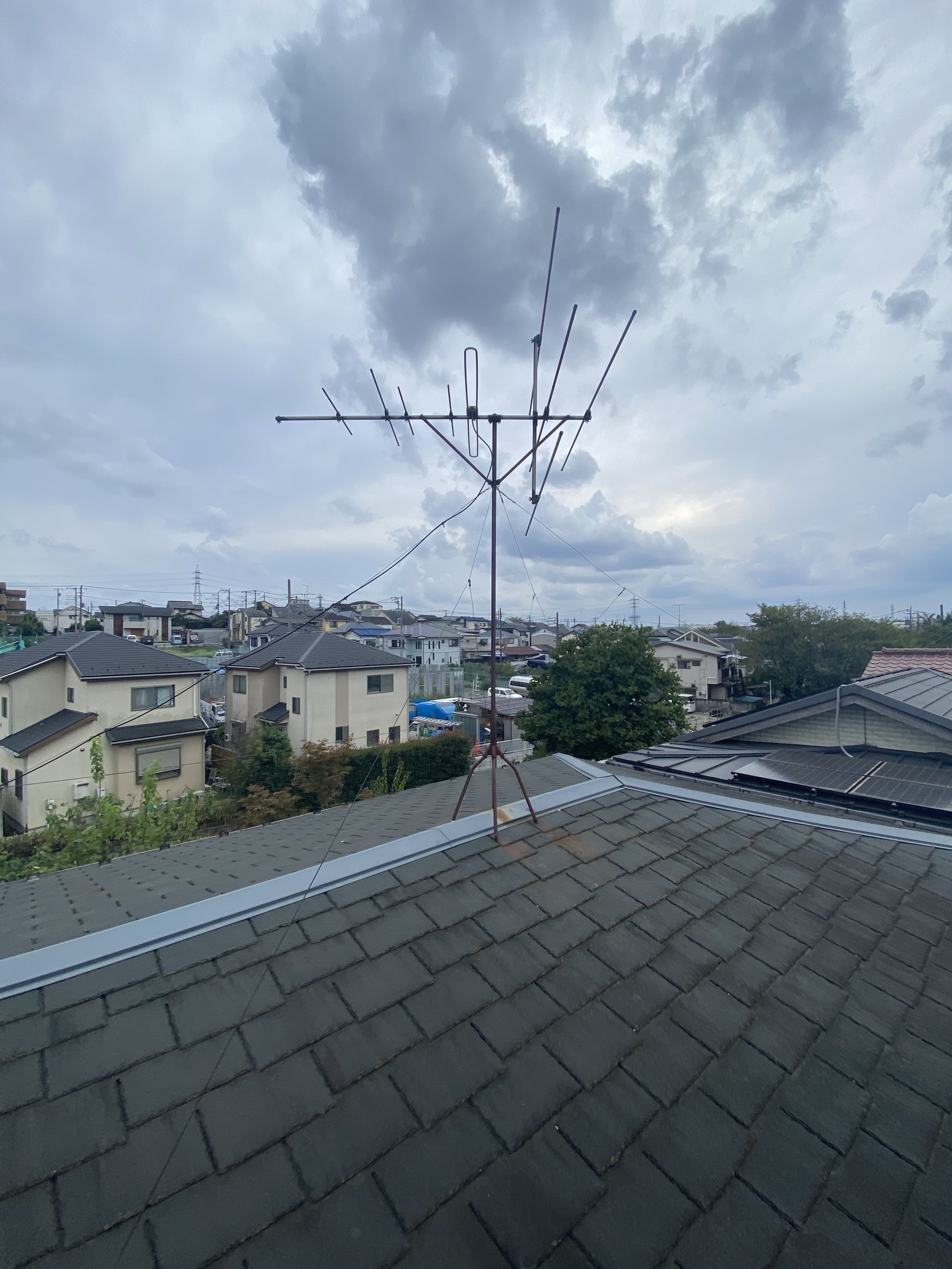 屋根上のテレビアンテナ