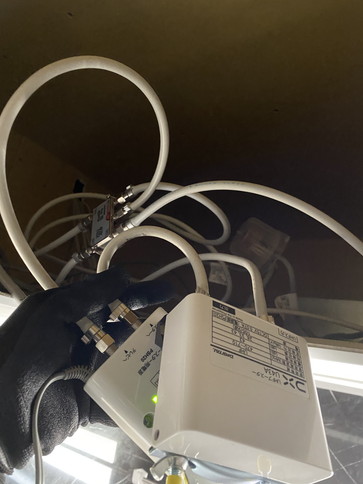 手に持ったブースターの本体と電源