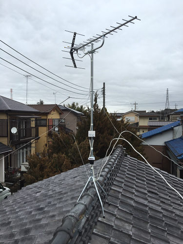 屋根上のUHFアンテナ