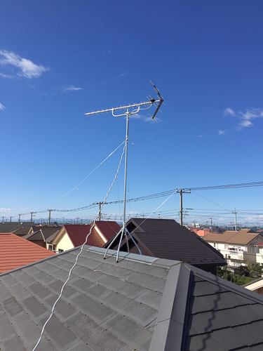 屋根上のUHFアンテナ