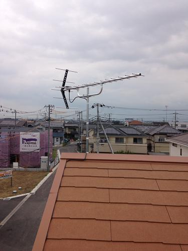 屋根上のテレビアンテナ