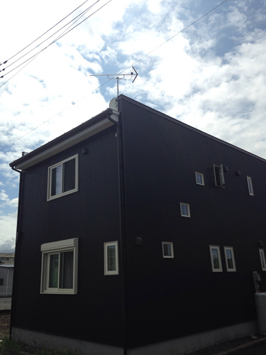 UHFアンテナとBS/CSアンテナを外壁に取り付けた戸建住宅