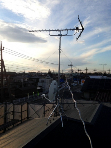 屋根上のUHFアンテナとBS/CSアンテナ