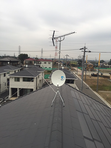 屋根上のUHFアンテナとBS/CSアンテナ