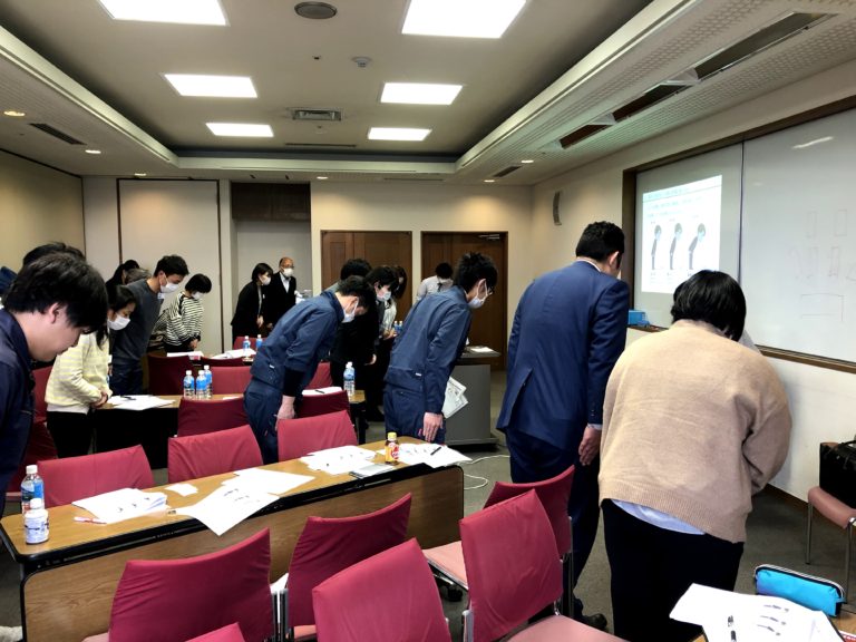 マナー研修を受ける電翔スタッフ