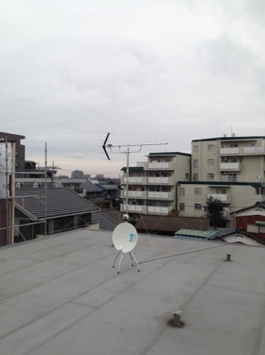 屋上のUHFアンテナとBS/CSアンテナ