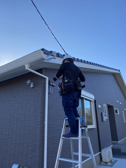 アンテナの設置工事を行っている作業員