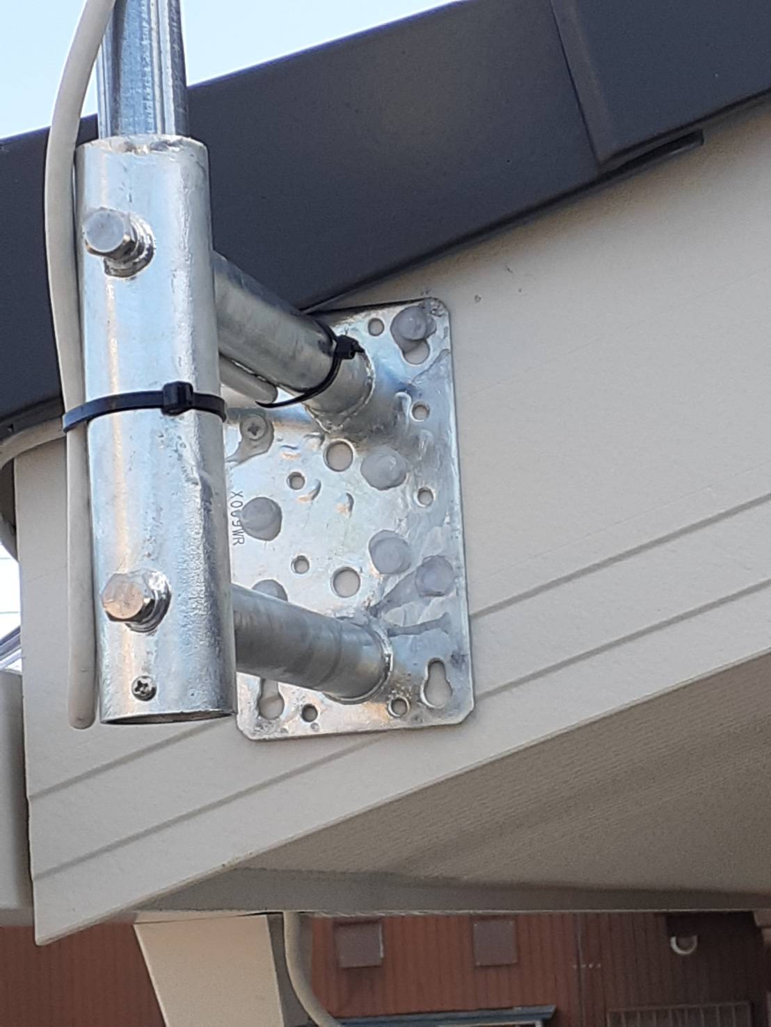 破風板にビス止めしたサイドベース