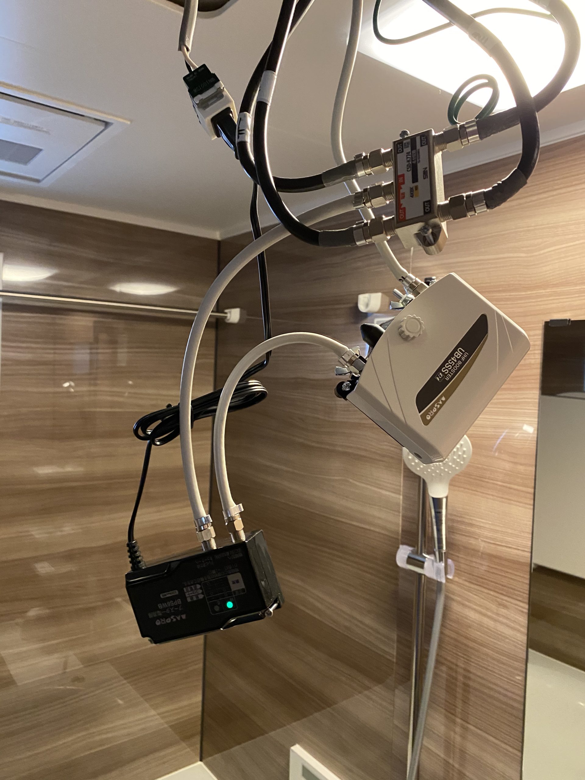 バスルームの天井に配線した分配器とブースターの本体および電源部