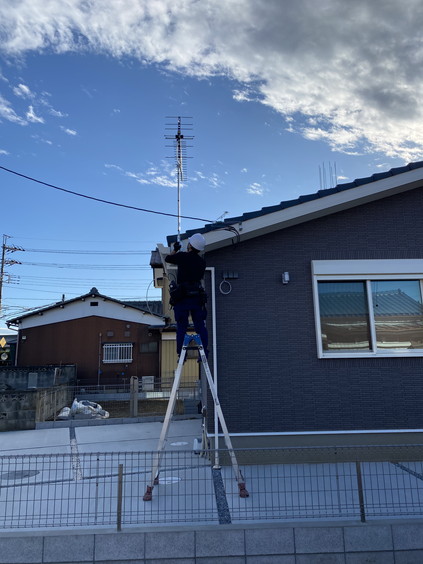 アンテナの設置工事を行っている作業員