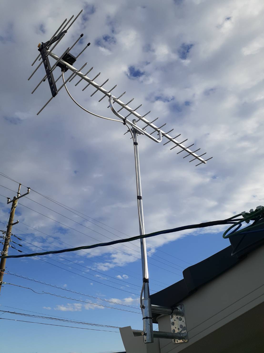 破風板に取り付けたUHFアンテナ