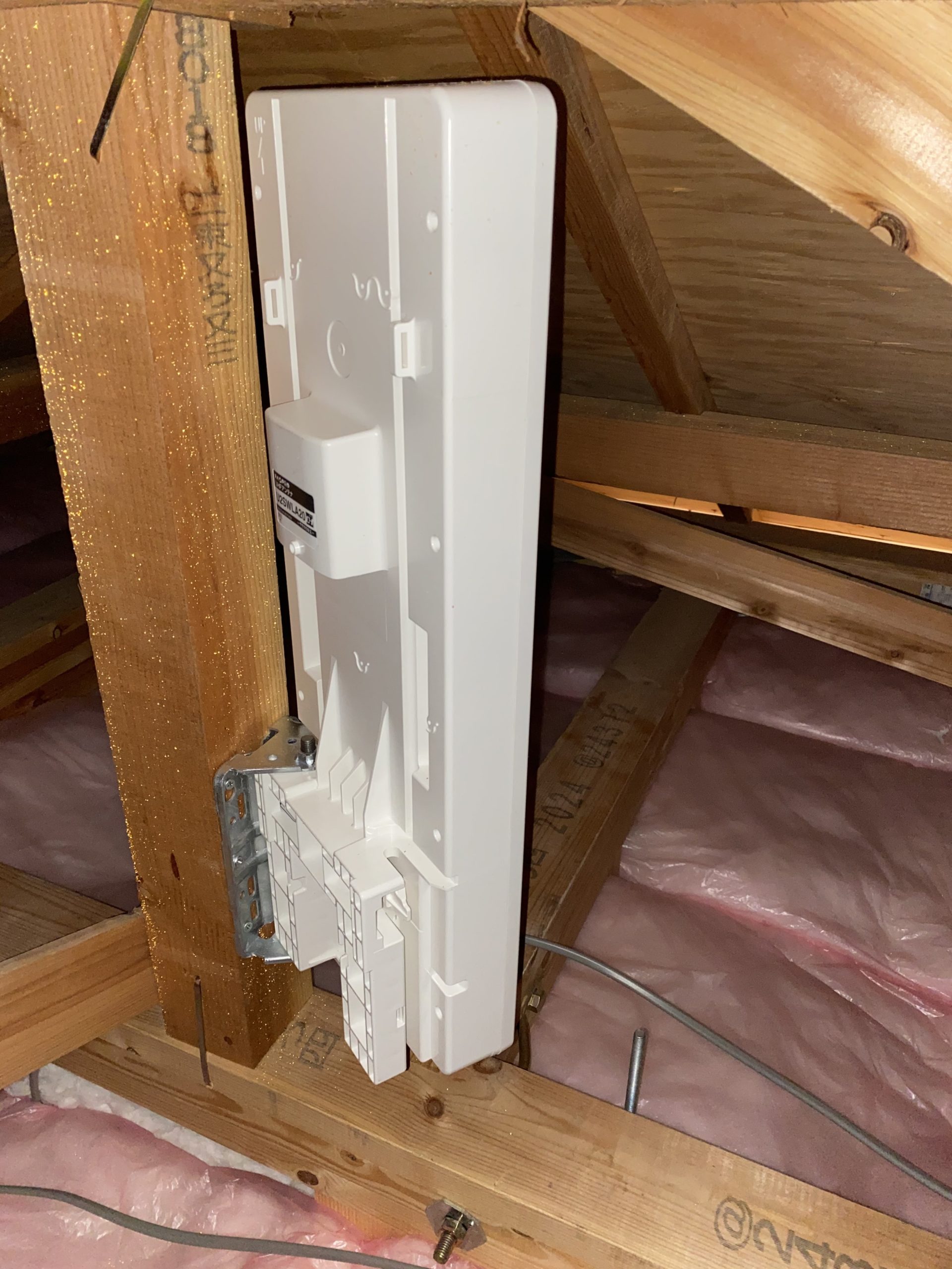 屋根裏のデザインアンテナ