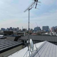 屋根上のUHFアンテナとBS/CSアンテナ