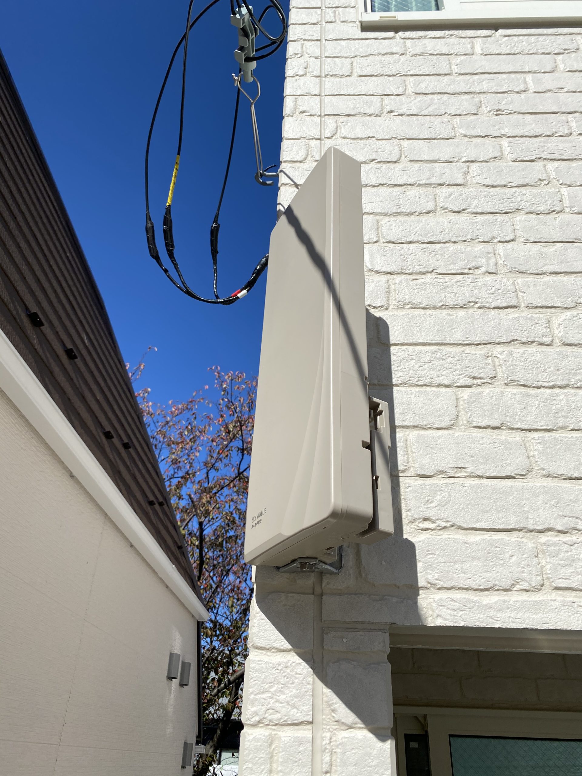 外壁に取り付けたデザインアンテナ