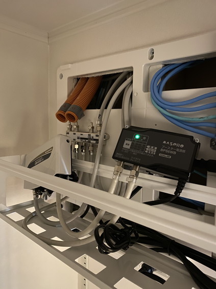 マルチメディアボックス内の機器類