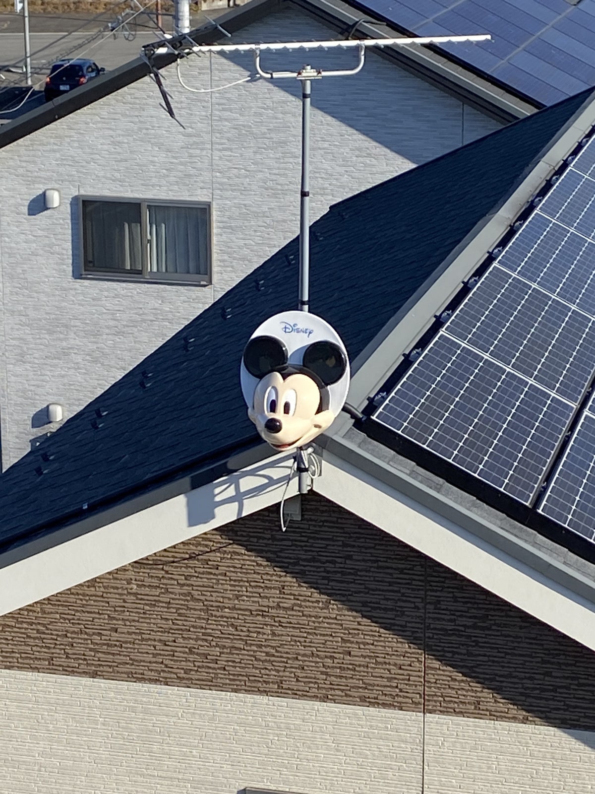 破風板のUHFアンテナとBS/CSアンテナ