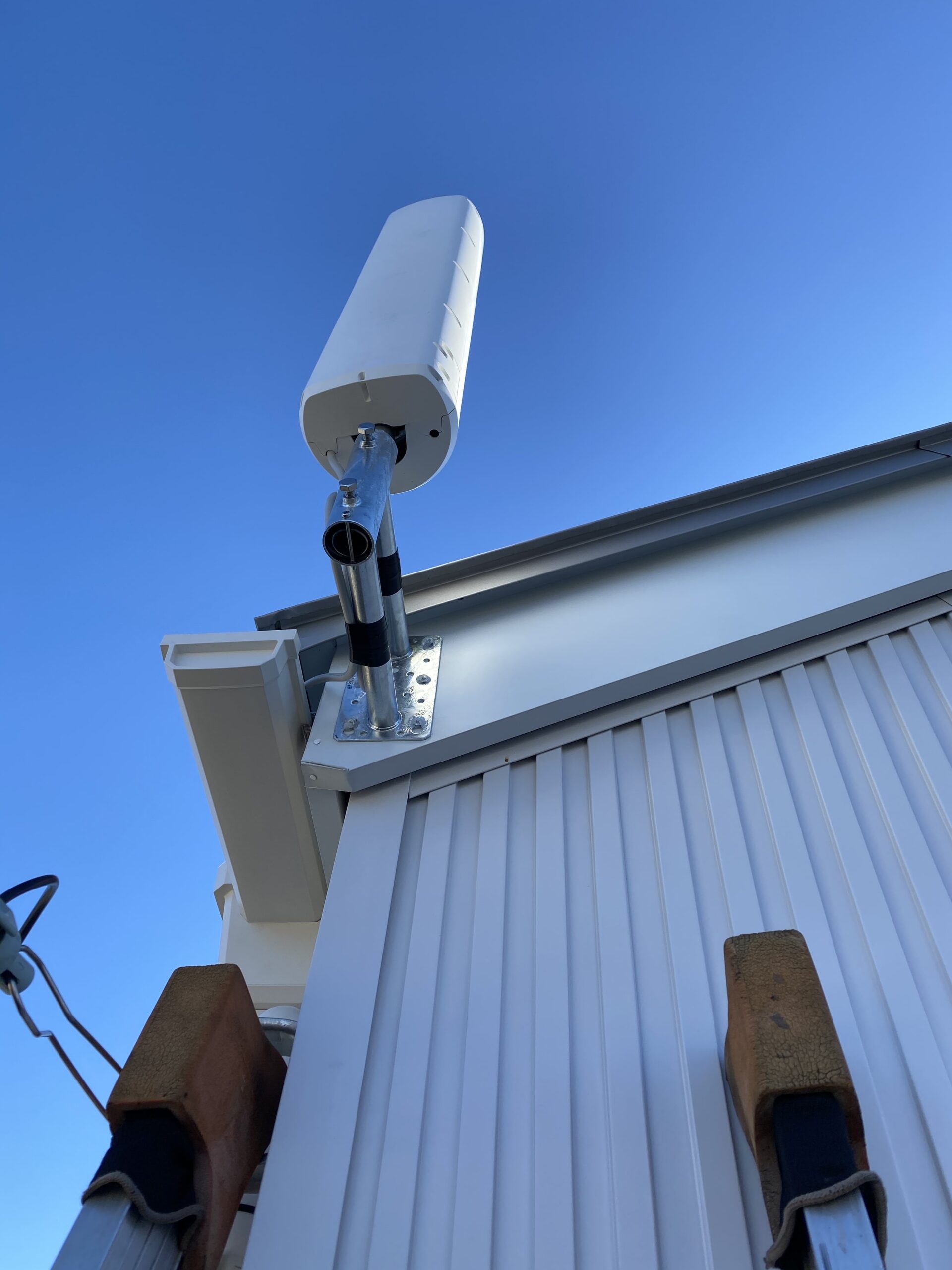 破風板に取り付けたユニコーンアンテナ