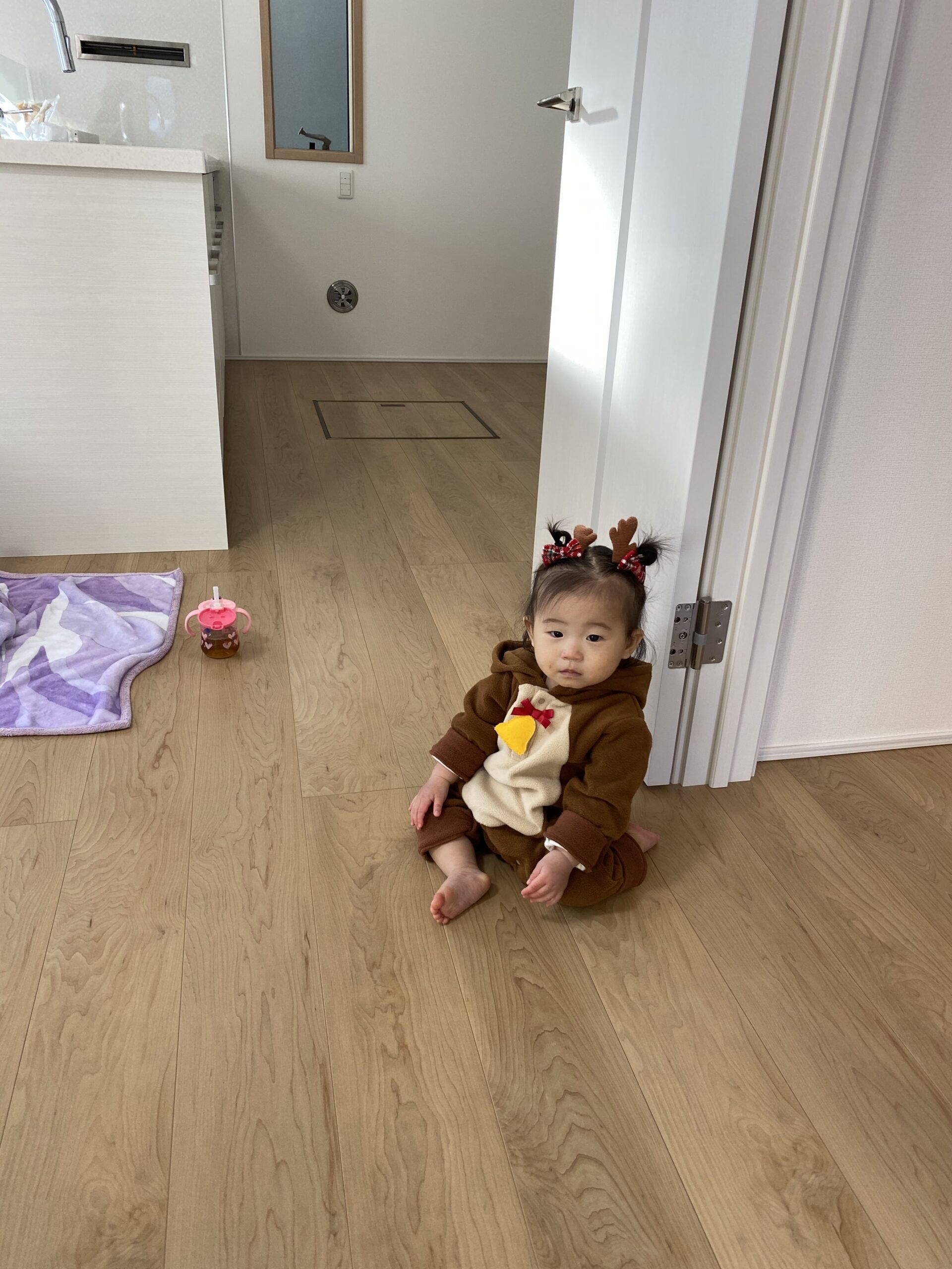 座っている幼児