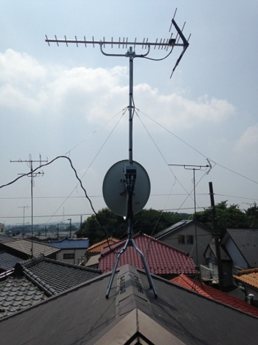 屋根上のUHFアンテナとBS/CSアンテナ