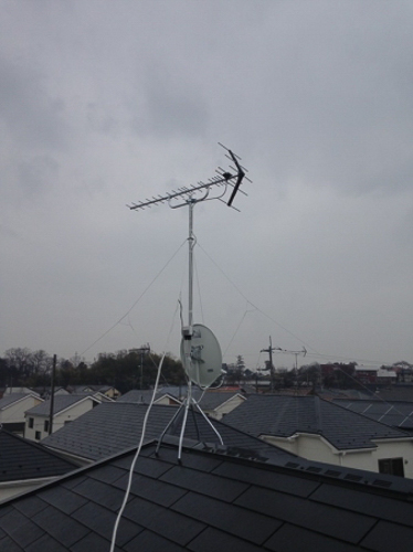 屋根上のUHFアンテナとBS/CSアンテナ