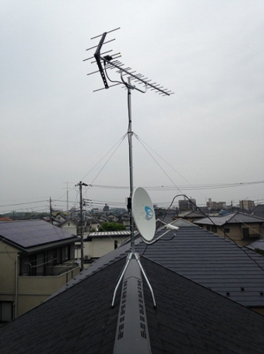 屋根上のUHFアンテナとBS/CSアンテナ
