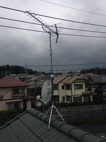 屋根上のUHFアンテナとBS/CSアンテナ