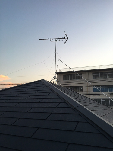 屋根上のUHFアンテナ
