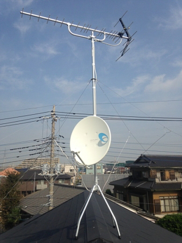 屋根上のUHFアンテナとBS/CSアンテナ