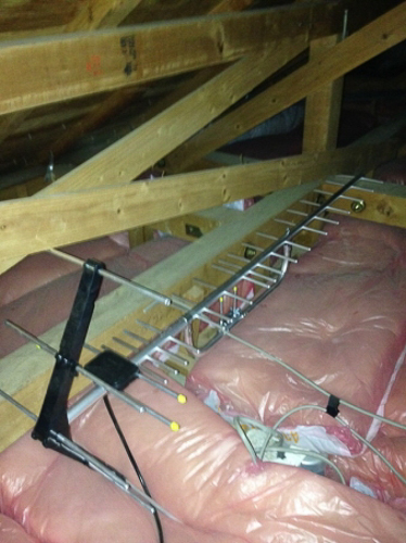 屋根裏のUHFアンテナ