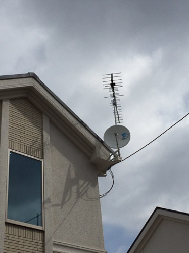 破風板のUHFアンテナとBS/CSアンテナ