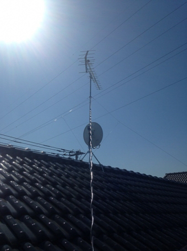 屋根上のUHFアンテナとBS/CSアンテナ