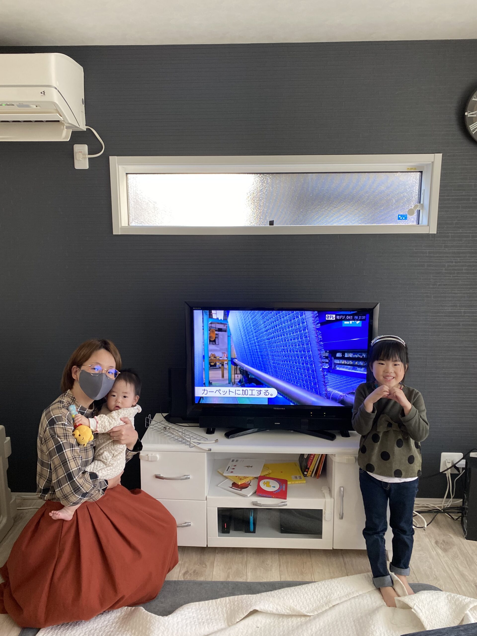 テレビ前の家族