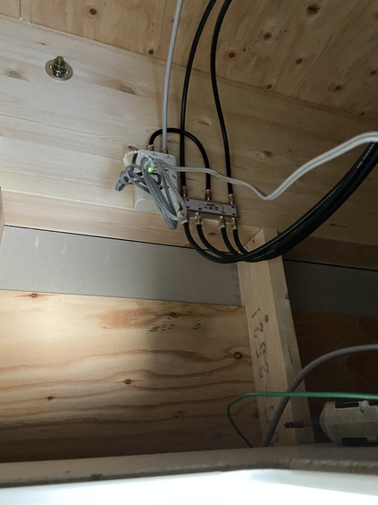 屋根裏の機器類