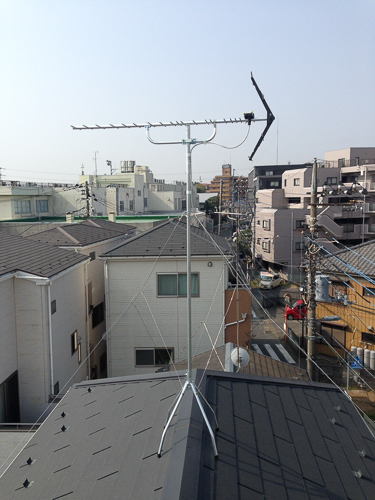 屋根上のテレビアンテナ