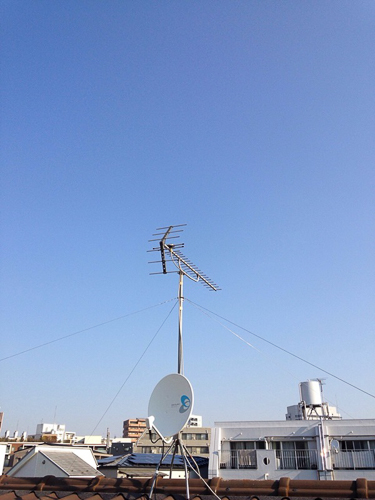 屋根上のテレビアンテナ