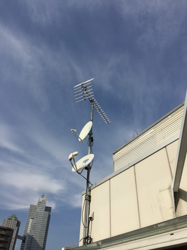 屋上のテレビアンテナ