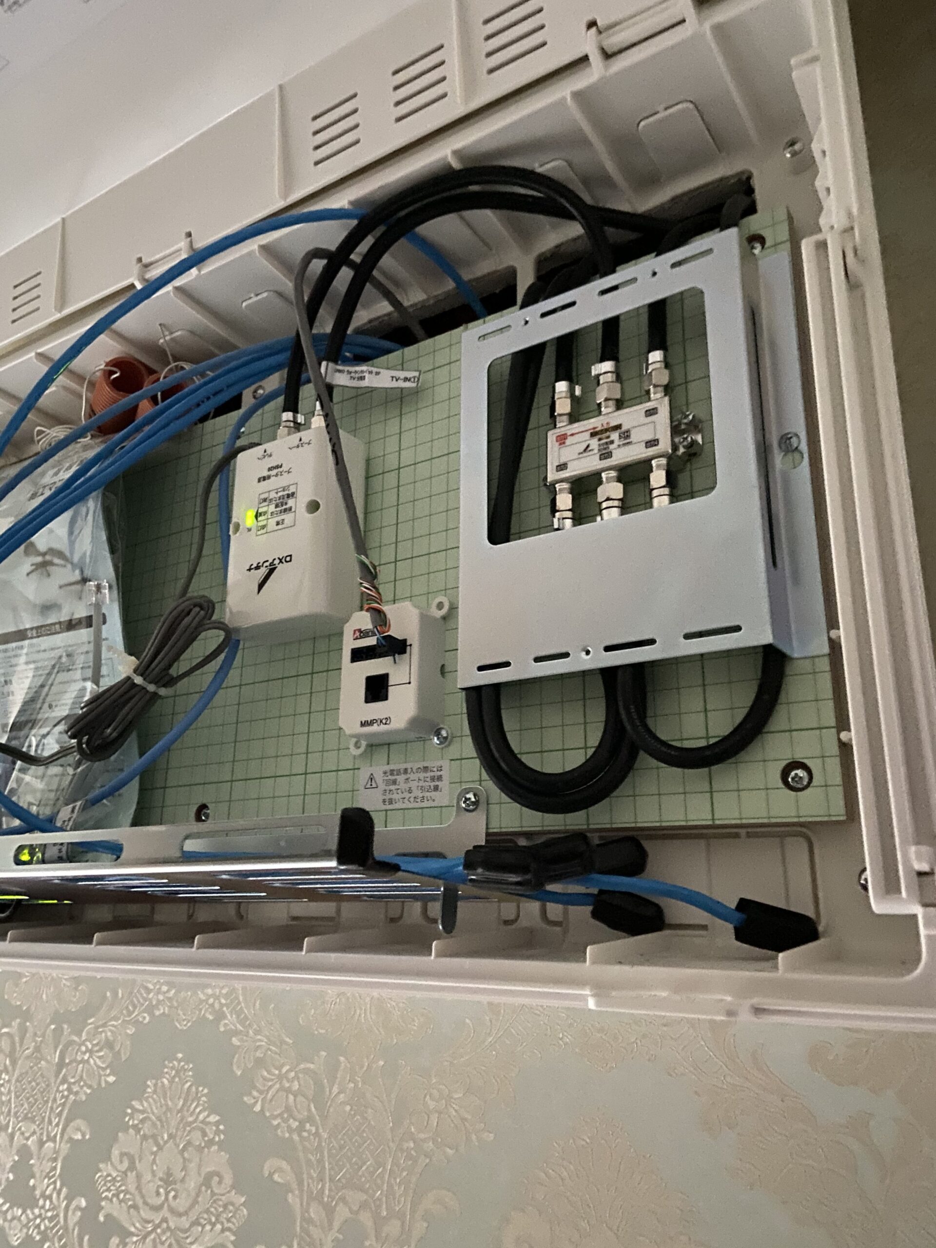 マルチメディアボックスの機器類